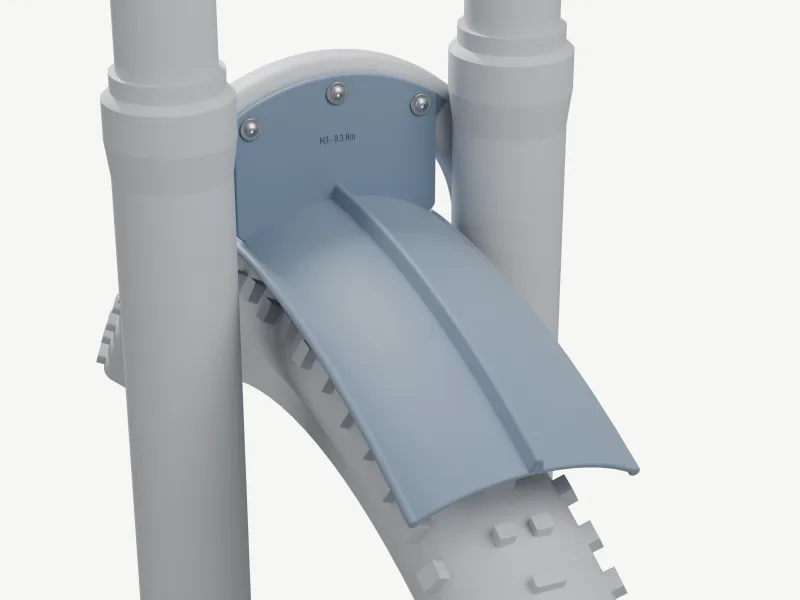 Render od tyłu amortyzatora, z lekkim przechyłem w górę: niebieskoszary błotnik z TPU wygina się nad oponą z odstępem 24 mm, ma wypukłe żebro pośrodku i zaokrąglone brzegi, a jego pionowa płaszczyzna za mostkiem trzyma się na trzech stalowych śrubach M3 z łbem półokrągłym na podkładkach, z napisem M3 · 0,3 Nm między nimi; golenie, mostek i opona na szaro.