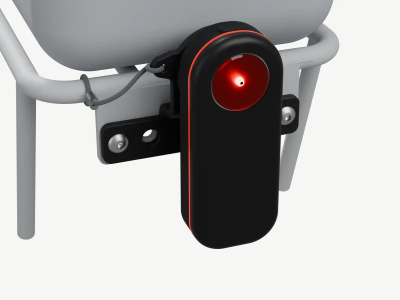 Render from behind: a black plate bolted to the light tab under the crossbar of a grey rack, both M5 button heads on the 80 mm holes and the 50 mm holes empty, a radar upright on it below a trunk bag, and a cord tether looped round the crossbar.